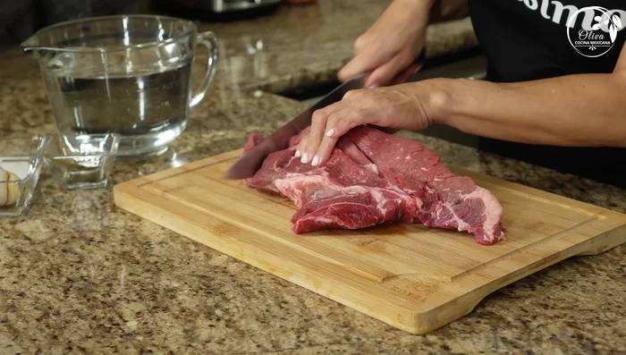 Prepare the consommé: Cook the meat (cut into medium pieces) with onion, garlic, bay leaves, and salt in approximately 3 liters of water for 1 hour 30 minutes. Let it cool.