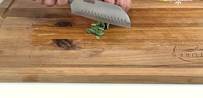 Finely chop the sage (or epazote). (172.89)