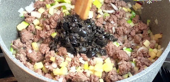 Add the black olives and mix. (255.51)
