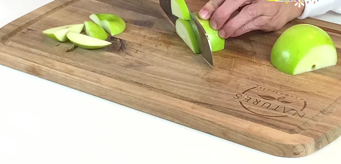 Finely chop the green apple into cubes. (94.369)