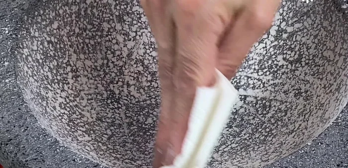 Clean the molcajete and tejolote using a napkin to remove excess dust.