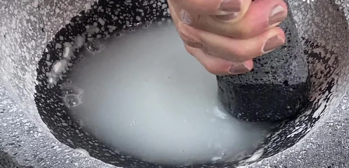 Remove the salt. Rinse the molcajete and tejolote thoroughly with water until the water runs clear.