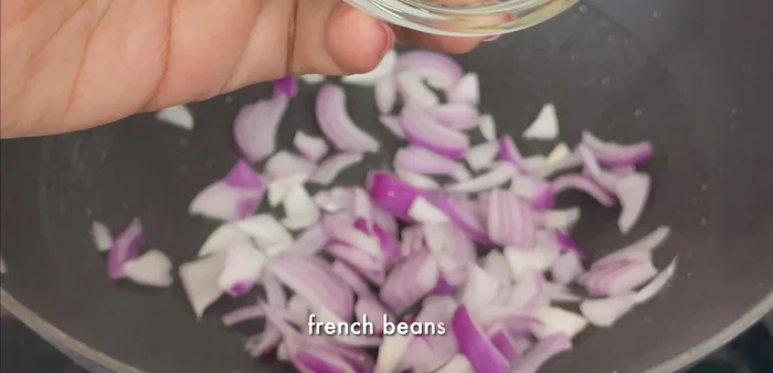 Spray oil in another pan. Add your choice of vegetables (onion, French beans, sweet corn, capsicum). Stir-fry and cook slightly.
