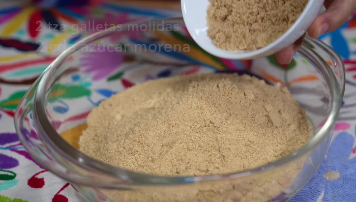 Combine the cookie crumbs, brown sugar, and cinnamon in a bowl.