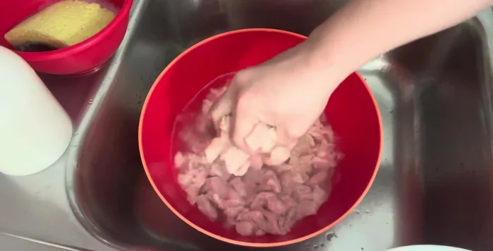 Wash chicken with vinegar and salt (optional). Add to hot oil; season with salt, garlic powder, and pepper powder. Cook in its own juice.