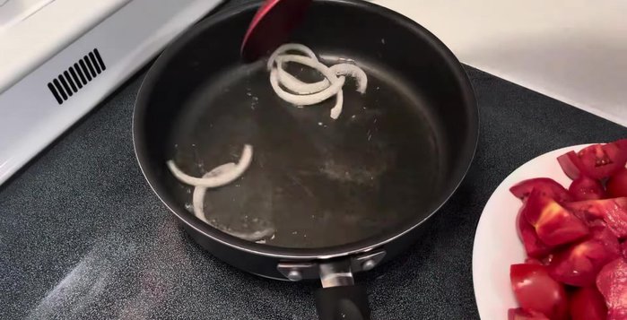 In hot oil, fry onion, then add guajillo chilies and garlic. Fry without burning, using medium-low heat.