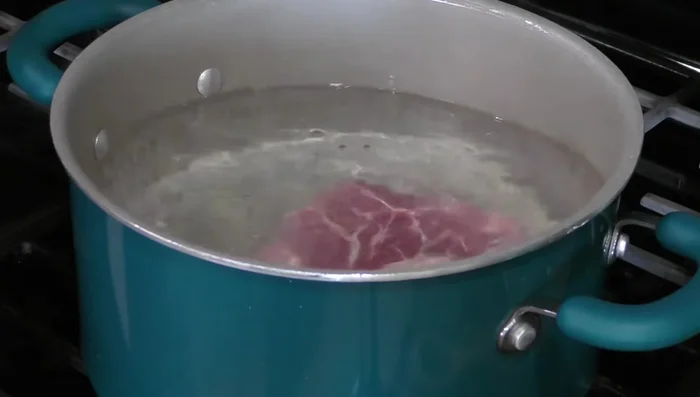 In a pot with boiling water, add the beef, marjoram, allspice, garlic, thyme, bay leaf, and onion. Add salt to taste.
