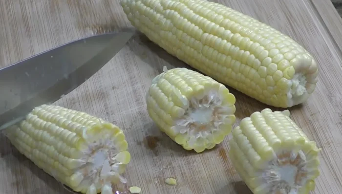 Cut the vegetables (corn, zucchini, carrots, chayote, potato) into large pieces.