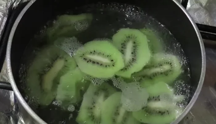 Strain and dry the boiled kiwi.