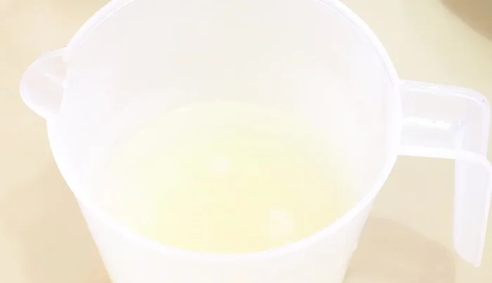 Bloom crystalline gelatin in a cup of boiling water, let it rest for 10 minutes, then add two cups of cold water and stir well.