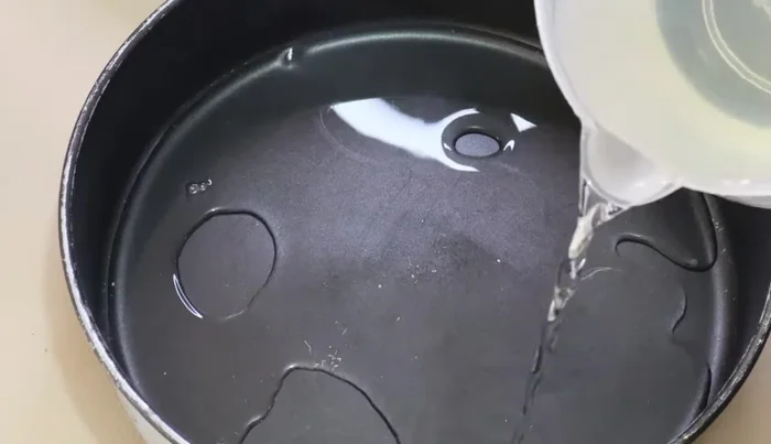 Pour a thin layer (about 1cm) of the clear gelatin into the mold and freeze until semi-set (approx. 3 minutes).