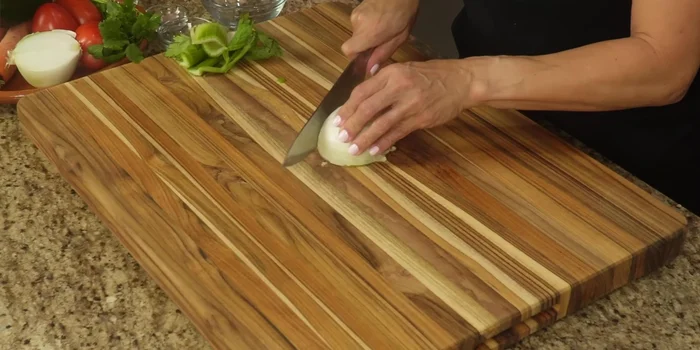 Cut the onion into juliennes.