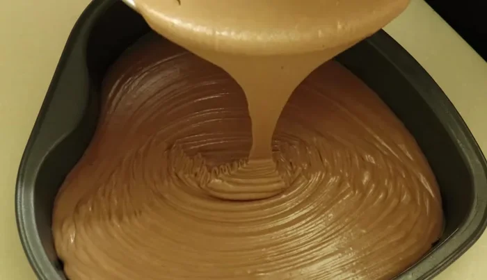 Bake the cakes: Divide the batter evenly between the molds and bake at 200°C (180°C after 5 minutes) for 30 minutes each.