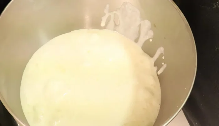 Make the chantilly cream: In a chilled bowl, beat the whipping cream with half the powdered sugar until soft peaks form. Add the remaining sugar and continue beating until stiff peaks form. Add the cream cheese in small pieces and beat until smooth and thick.