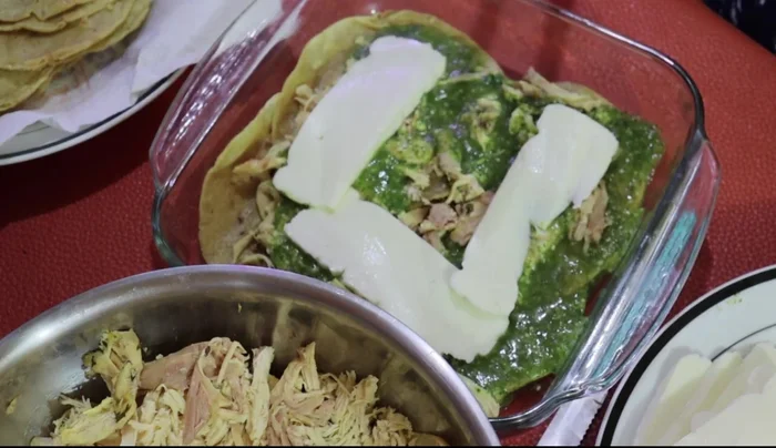Add slices of panela cheese and polan strips.