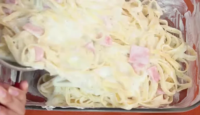 Bake the pasta: Transfer the pasta mixture to a baking dish and bake at 200°C for 15-20 minutes. Garnish with parsley and parmesan cheese. (1084.28)