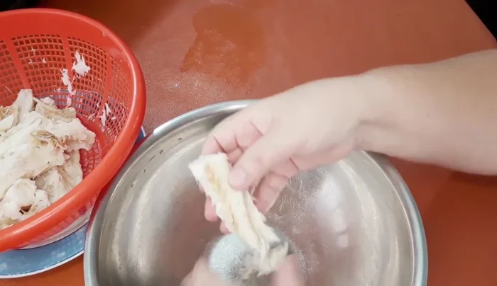 Shred the cooked cod, removing any bones.