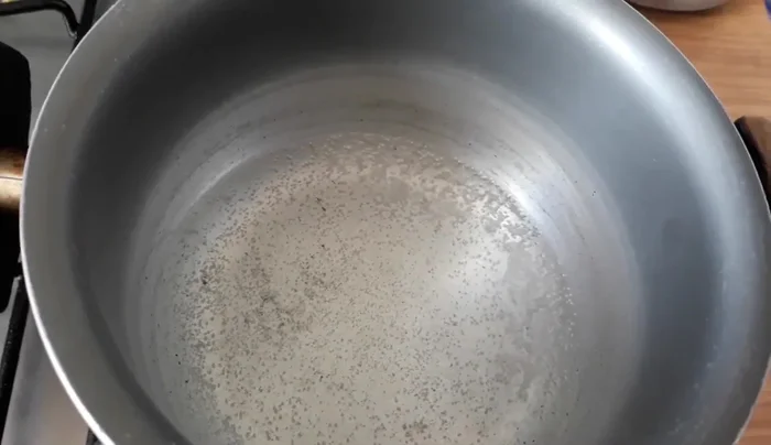 Prepare the transparent gelatin: Boil 1 cup of water, add the transparent gelatin, and stir until dissolved. Add 2 cups of cold water (pre-chilled in the freezer for faster cooling) and stir until fully dissolved. Set aside. (127.2)