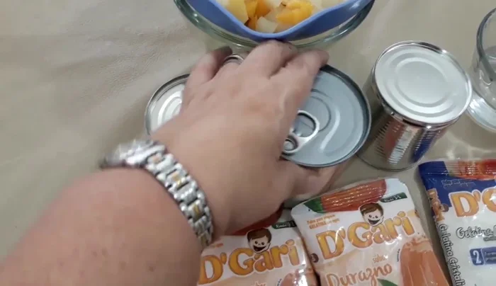 Grease your mold with cooking oil using an absorbent paper towel. Place in the freezer for at least 5 minutes. (22.56)