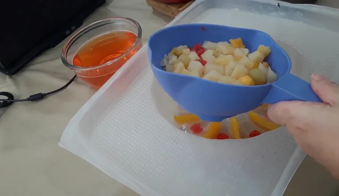 Add more fruit and gelatin: Once semi-set, carefully add another layer of fruit. Pour the remaining transparent gelatin. Freeze again. (337.52)