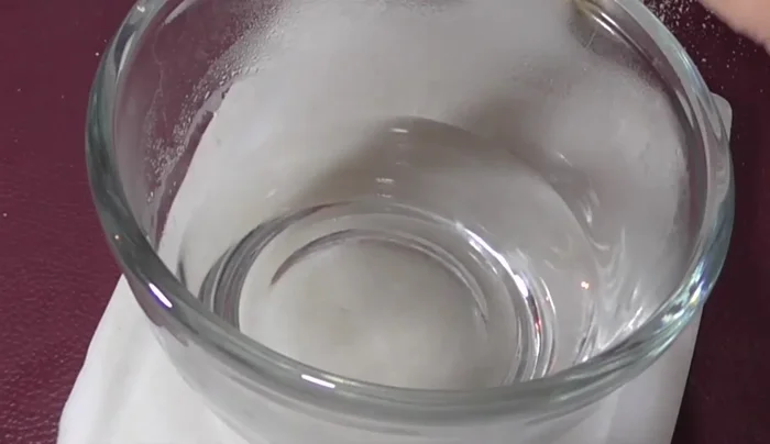 Prepare the pineapple-flavored gelatin: Add the gelatin to a cup of hot water and stir. Add two cups of cold water.