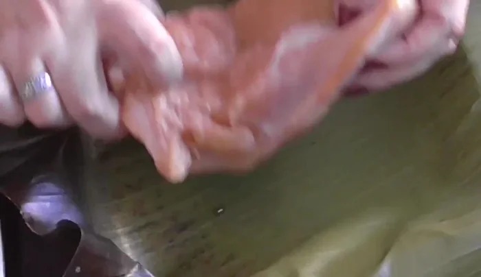 Place chicken pieces in the prepared banana leaf-lined dishes. Season with salt. (122.2)