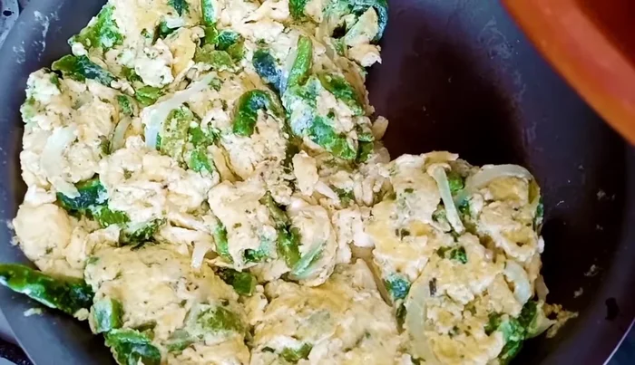 Serve the Rajas con Huevo with tortillas (217.239).