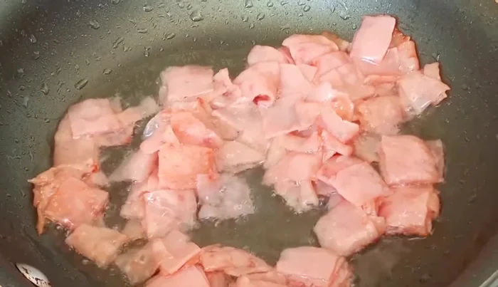 Add the egg to the pan with the ham and cook (302.36).