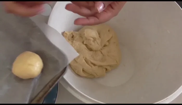 Close the balls and place them on a baking tray lined with baking paper, leaving space between them.