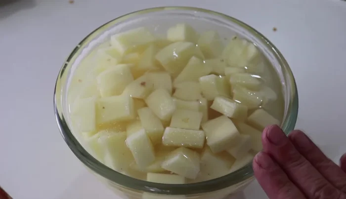 Peel and cut potatoes into small pieces. Soak in water to remove starch and prevent oxidation.