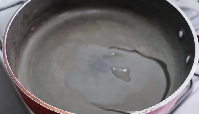While tomatoes boil, heat oil in a saucepan.