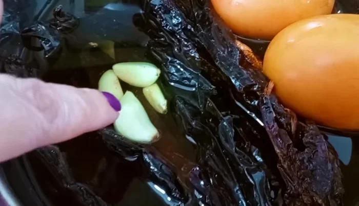 In a saucepan, boil the pasilla chiles, 4 garlic cloves, and 2 tomatoes until well cooked.