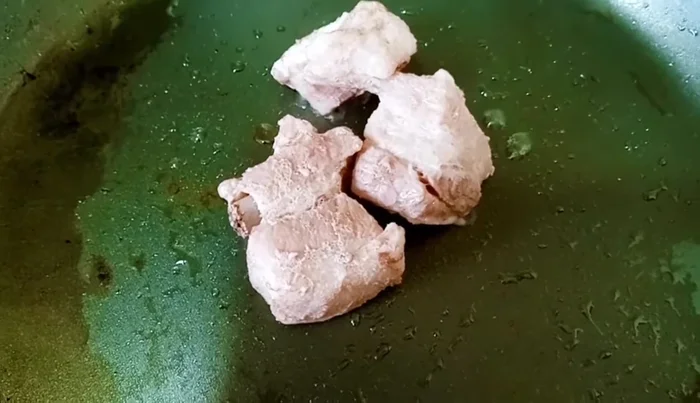 Fry the cooked pork ribs in a little oil until browned.