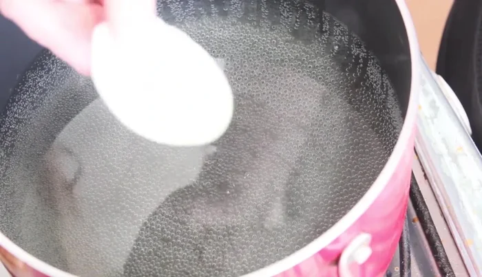 Boil water in a pot with 1/4 onion, 2 bay leaves, and 1 tablespoon of salt for 5 minutes.
