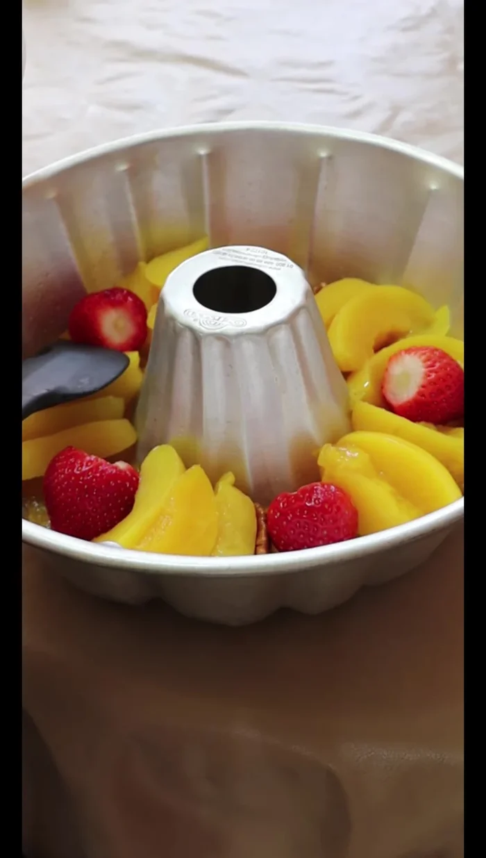 Second gelatin layer: Carefully add a small amount of gelatin over the fruit to secure them. Refrigerate until semi-set.
