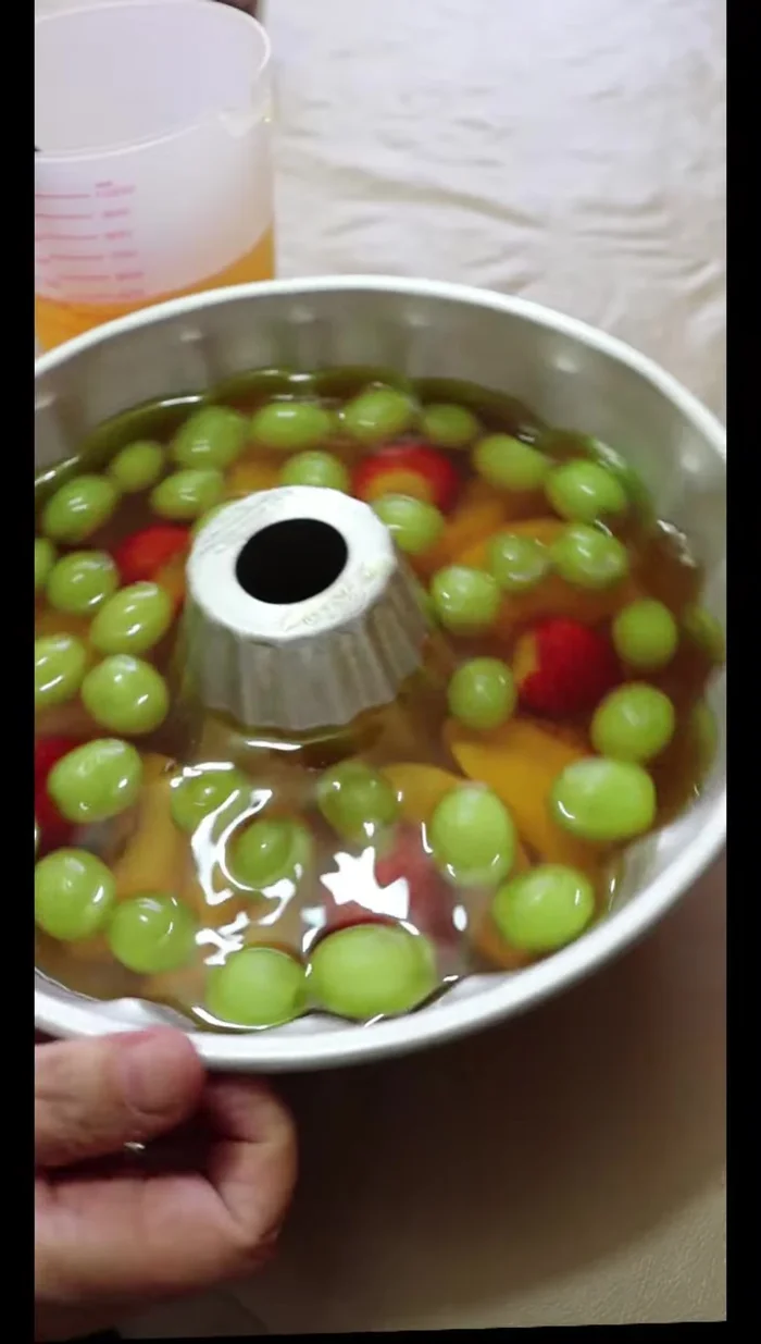 Final gelatin layer: Add the remaining gelatin, ensuring the top layer is smooth.