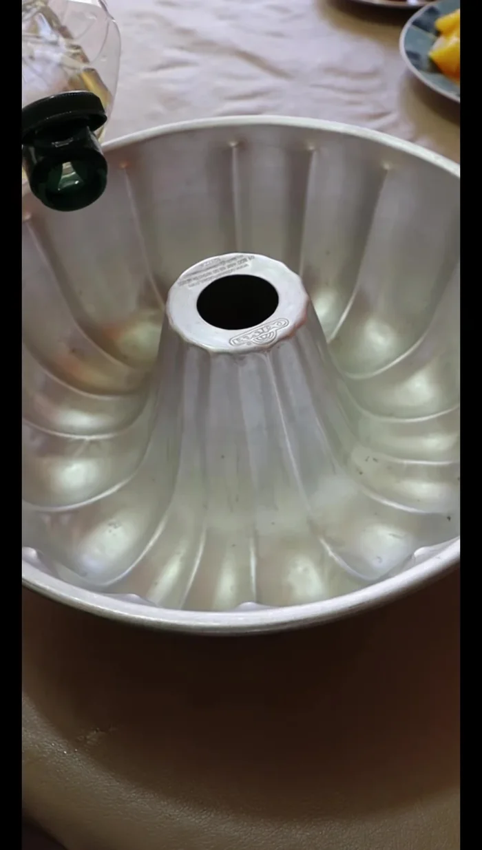 Prepare the mold: Grease a 2L mold with cooking oil and wipe with a napkin. Refrigerate for at least 5 minutes.