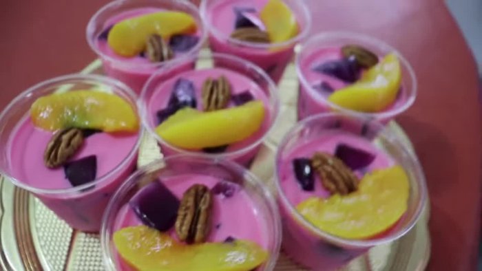 Dissolve grape gelatin in a cup of boiling water until smooth. Let it rest for 10 minutes (0.84).