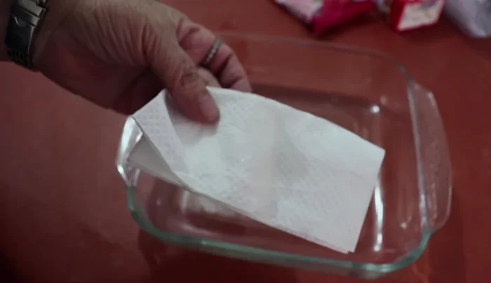 Grease your molds with vegetable oil using a kitchen napkin (88.04). Pour the grape gelatin into the molds and refrigerate until set (110.28).