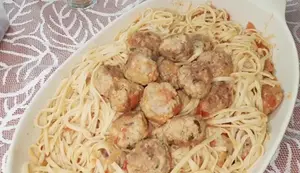 Delicious Pasta with Meatballs in Red Sauce: Easy Mexican Recipe