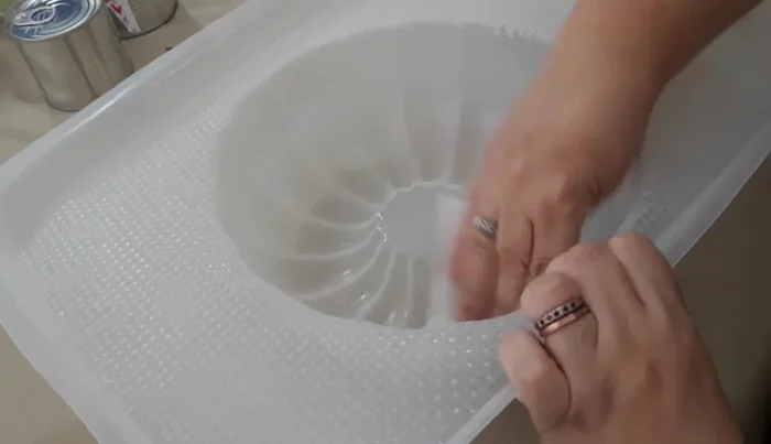 Grease the mold with cooking oil using absorbent kitchen paper to prevent sticking.
