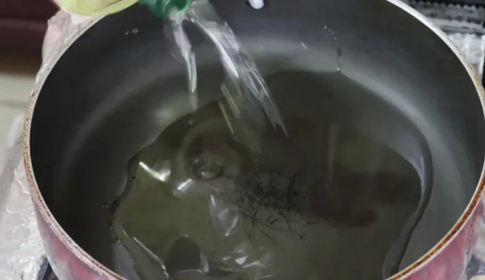 Heat oil in a frying pan. (96.399)