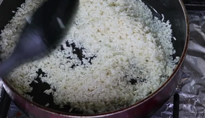 Add the garlic-onion mixture to the rice. (244.76)