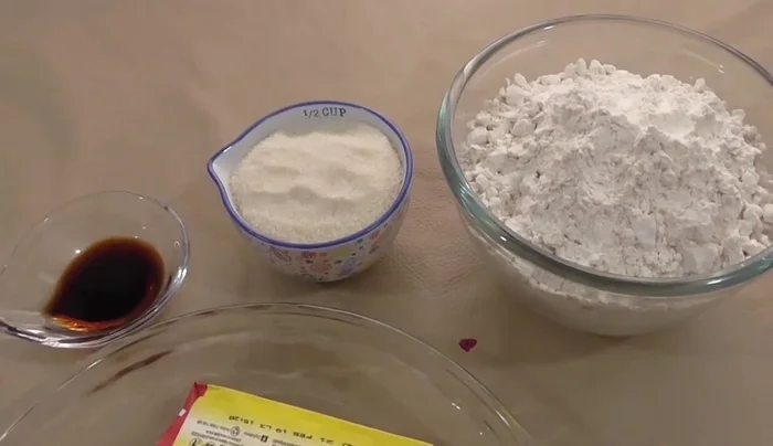 Prepare the shortcrust pastry: Cream together butter and sugar until light and fluffy. Add eggs and beat well. Gradually add flour and salt, mixing until a dough forms. Refrigerate for 30 minutes.