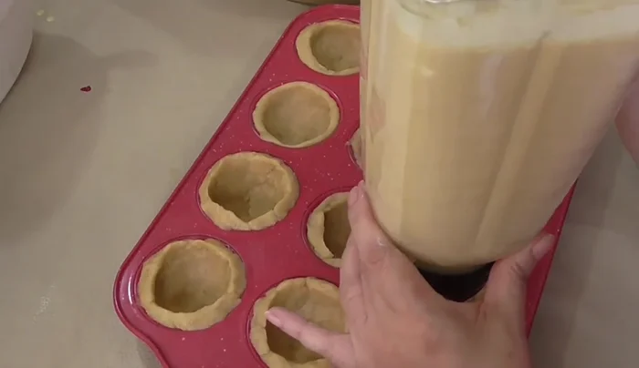 Fill the mini cups with the remaining pumpkin filling.