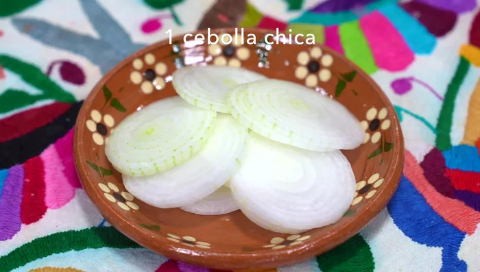 Thinly slice the onion.