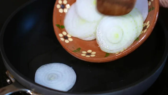 Sauté sliced onions in hot oil (medium heat) for 4 minutes.
