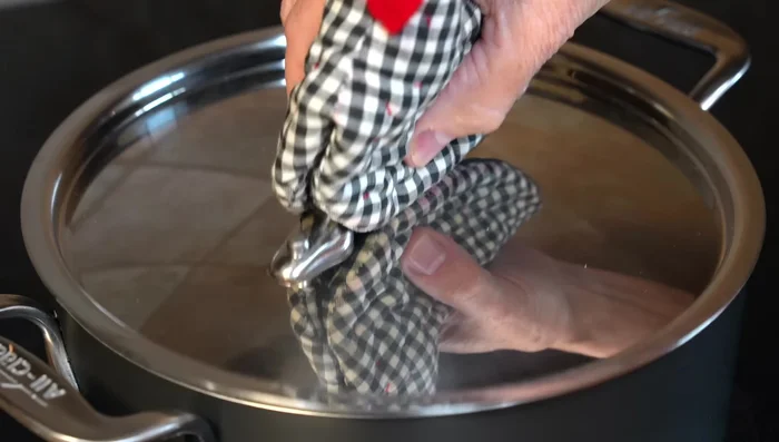 Add sugar to the cinnamon water and dissolve.