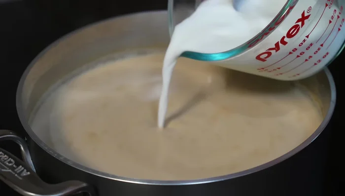 Add the cornstarch diluted in cold water, continue stirring until the atole thickens.