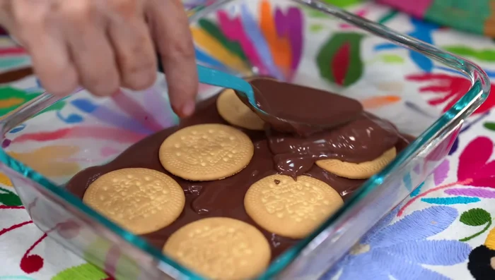 Layer Maria cookies, then chocolate mixture, repeating layers until the dish is full.